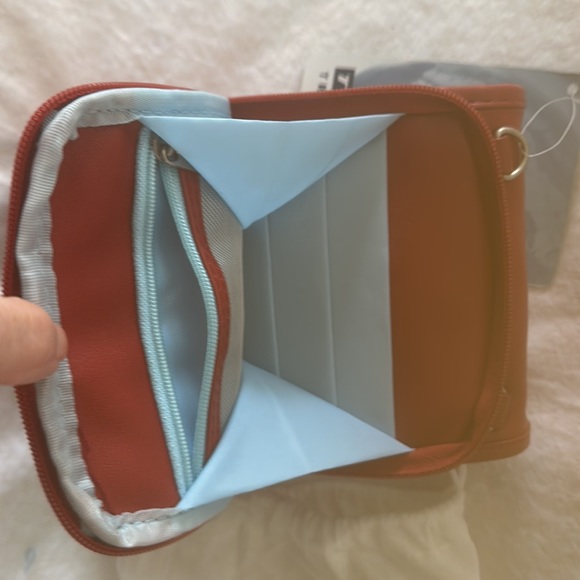 Travel on travel easier Crossbody zippered bag in red from 2008 never used - Picture 7 of 7